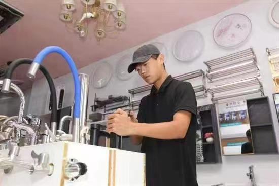 廣東好人丨19歲小伙韋文煜 凌晨從5米高橋躍下勇救一對(duì)溺水情侶